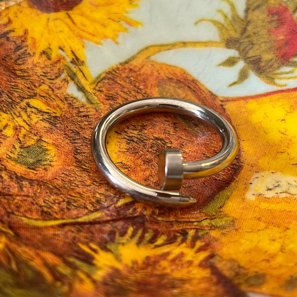 NWT Unique silver spiral nail ring